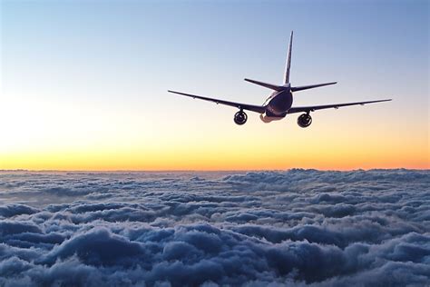 飛行機 時間つぶし：空の上の時間をどう過ごすか